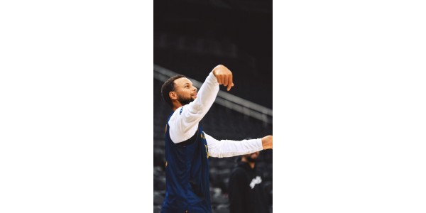Lakers-Warriors-optaktskampen antydede den forestående dominans i den nye sæson. Lakers-Warriors-optaktskampen antydede den forestående dominans i den nye sæson.